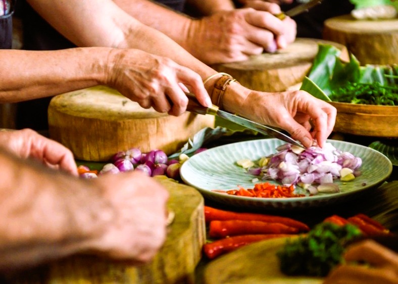 Traditional Cooking Class and Local Market